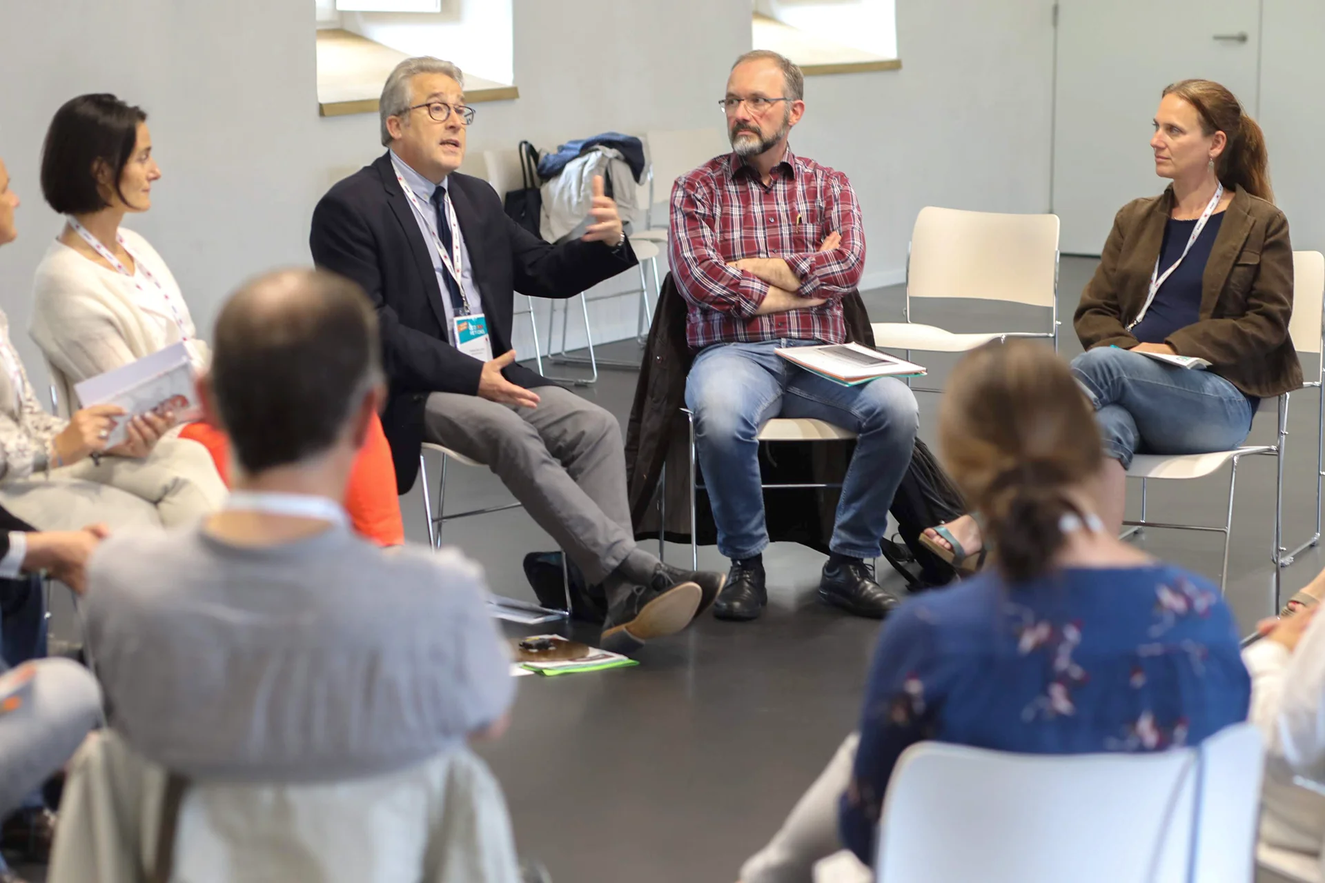 Homme prenant la parole lors d'une table ronde