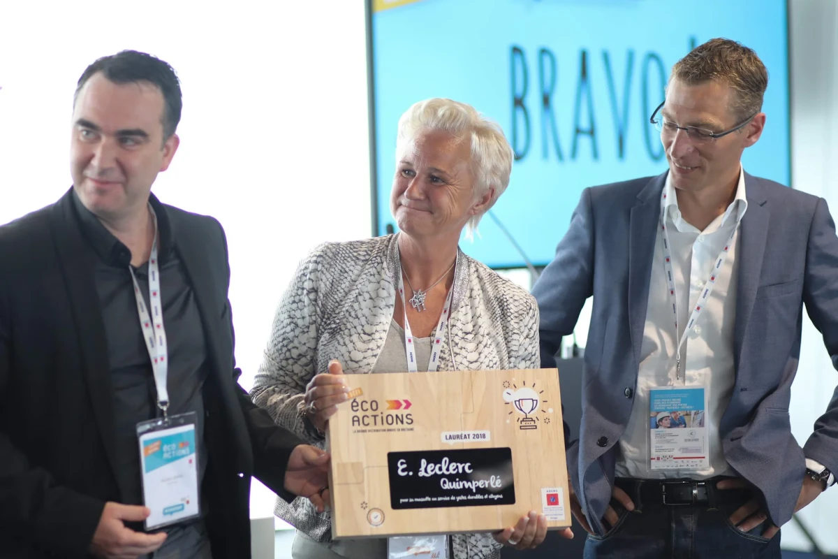 Les lauréats du prix Éco Actions, Leclerc Quimperlé, tenant leur prix.