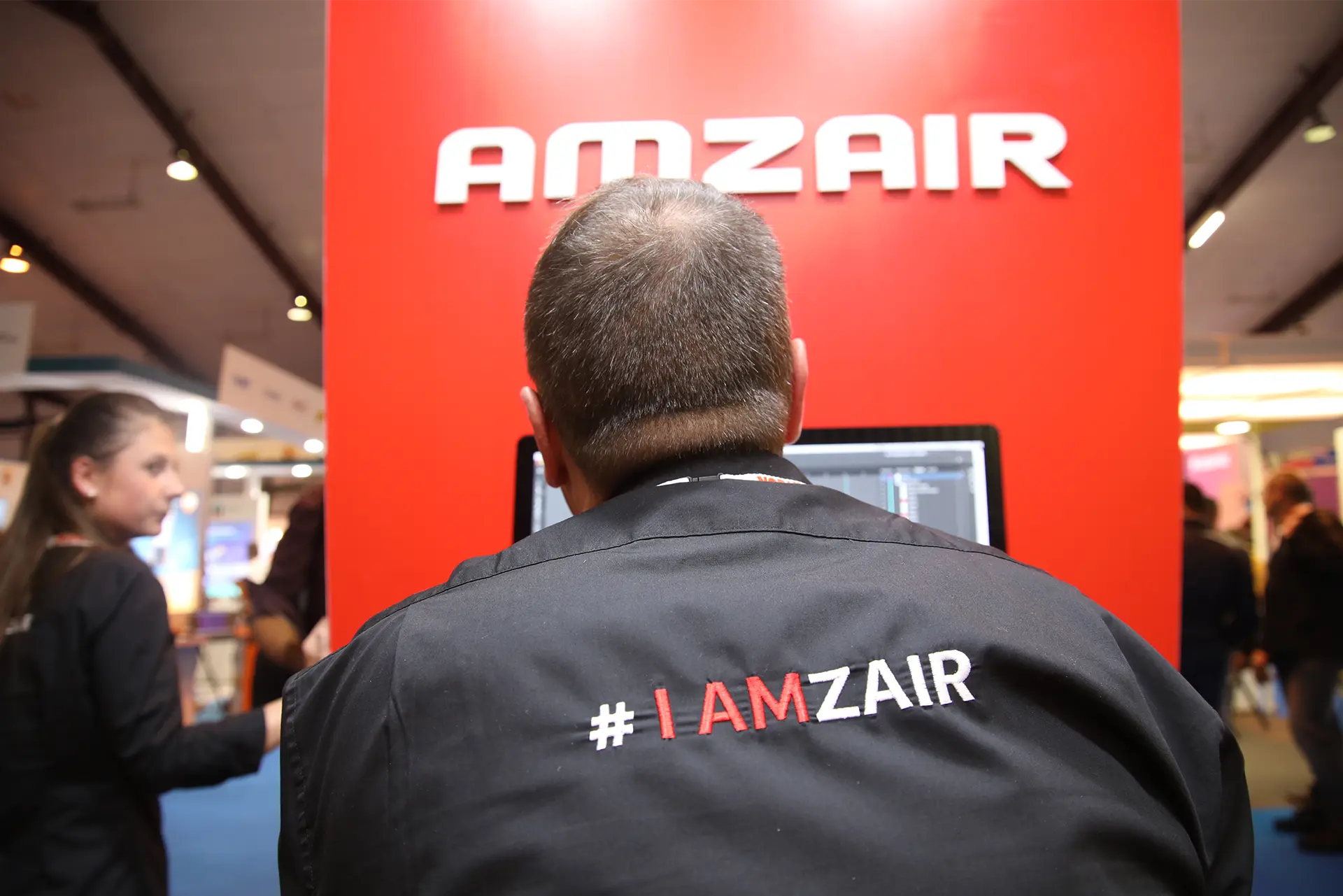 Collaboration en salon autour de la marque Amzair : valorisation des équipes et engagement collectif mis en avant avec le slogan #IAMZAIR.