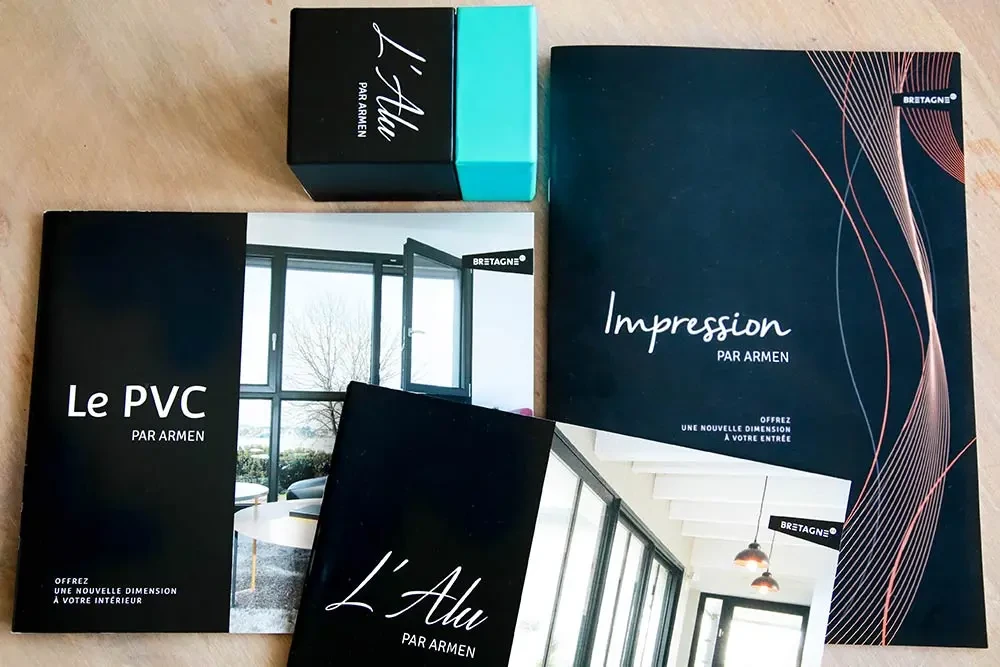 Supports imprimés des gammes Aluminium, PVC et Impression par Armen Industrie, illustrant la montée en gamme visuelle et éditoriale réalisée par Hippocampe