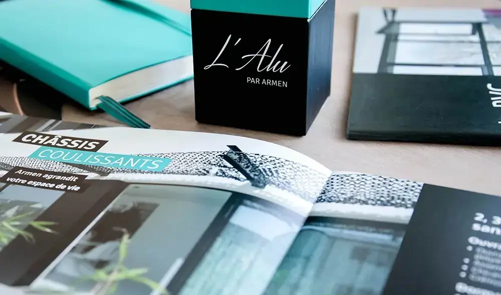 Zoom sur la plaquette Armen consacrée aux châssis coulissants et à la menuiserie aluminium – conception éditoriale et graphique réalisée par Hippocampe