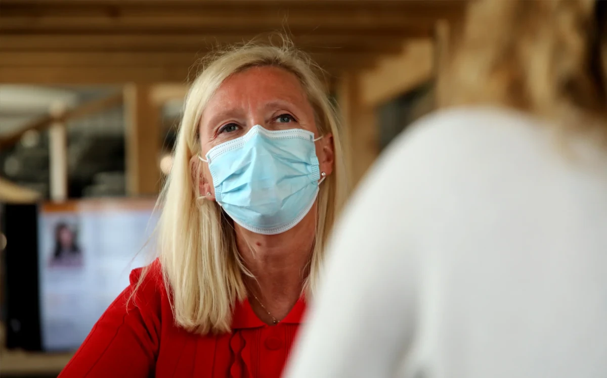 Une participante de l’atelier Cache Cœur en pleine discussion, portant un masque
