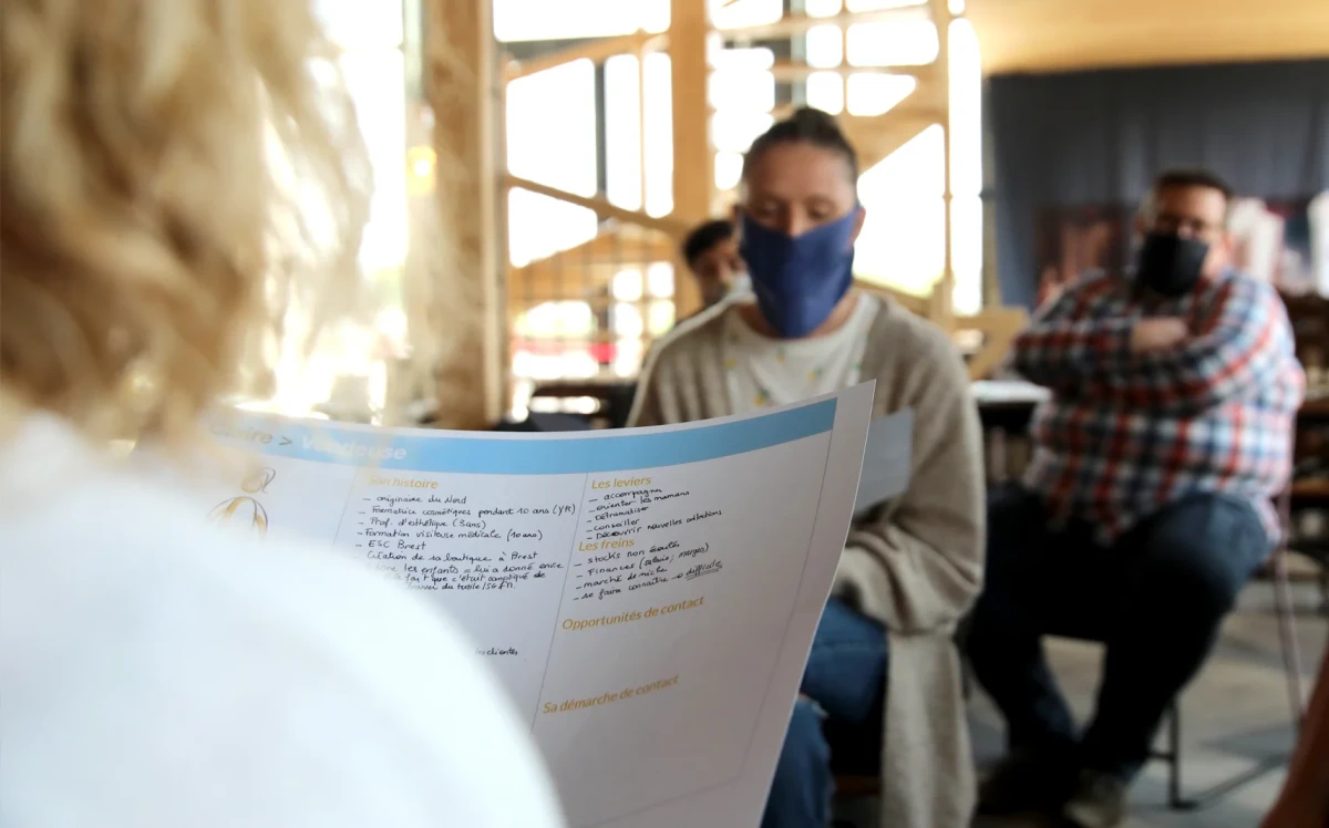 Groupe de travail lors de l’atelier Cache Cœur, analysant une fiche persona pour identifier leviers, freins et opportunités dans une démarche de co-construction.