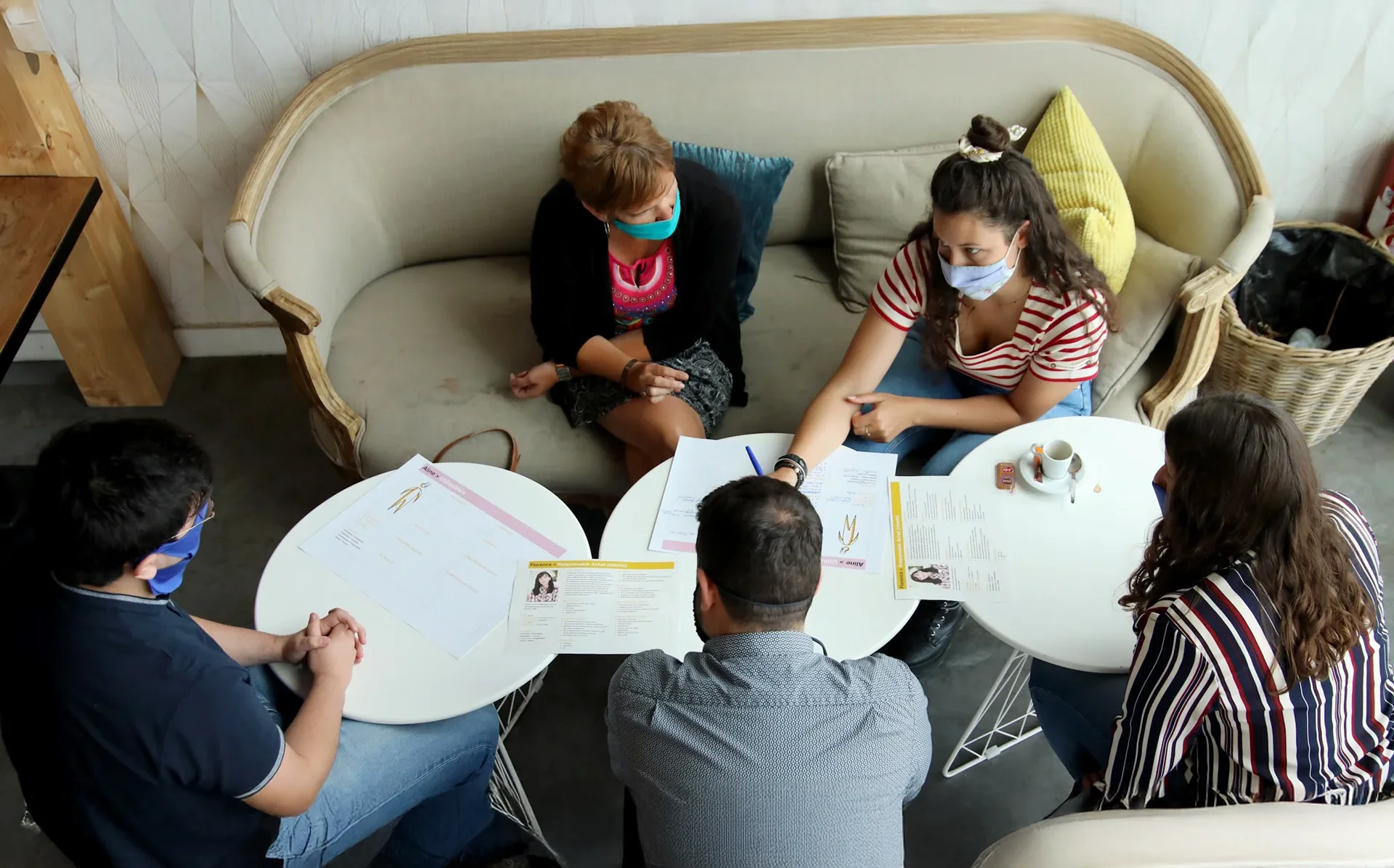 Atelier collaboratif animé par Hippocampe avec les équipes Cache Cœur, réunies autour d’une table pour redéfinir la vision et les valeurs de la marque.