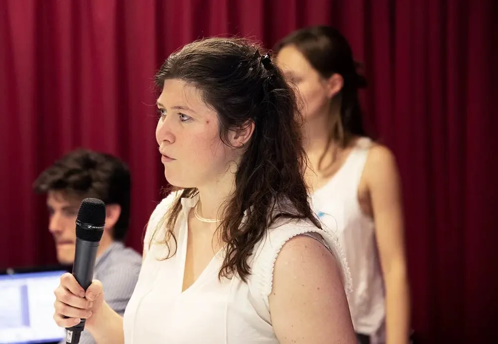 Une intervenante s’exprime lors du colloque organisé à la CCI Morbihan pour sensibiliser les entreprises à la biodiversité – événement conçu par Hippocampe