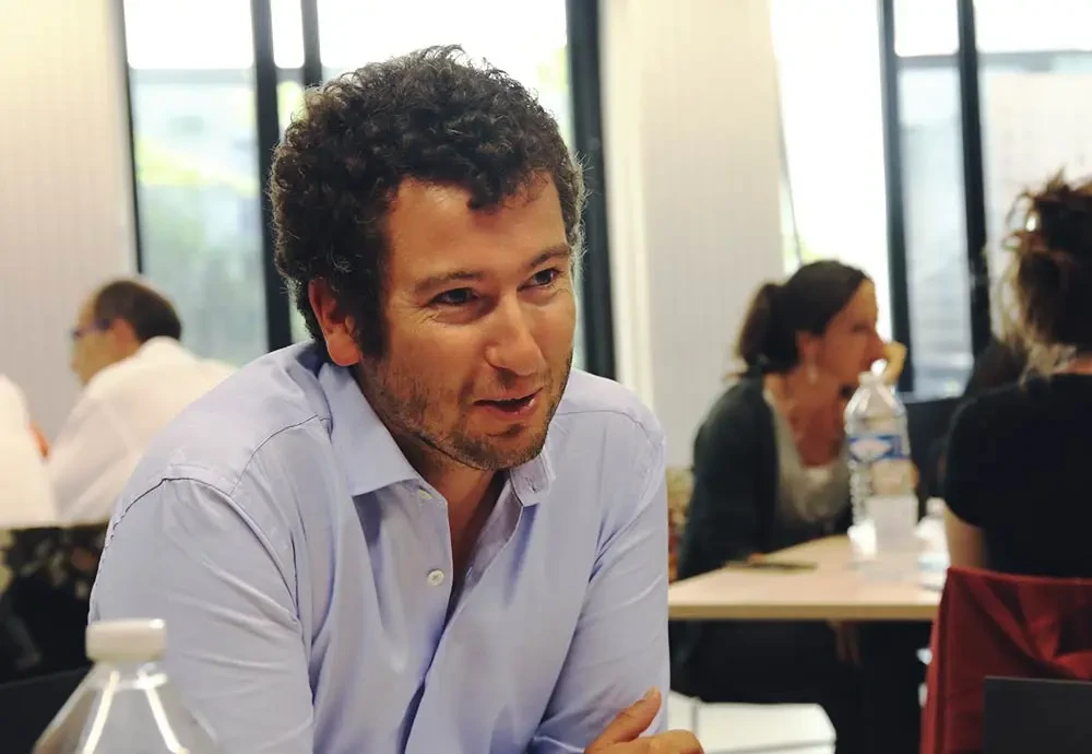 Échange constructif entre intervenants pendant le colloque biodiversité à la CCI du Morbihan – événement conçu et animé par Hippocampe