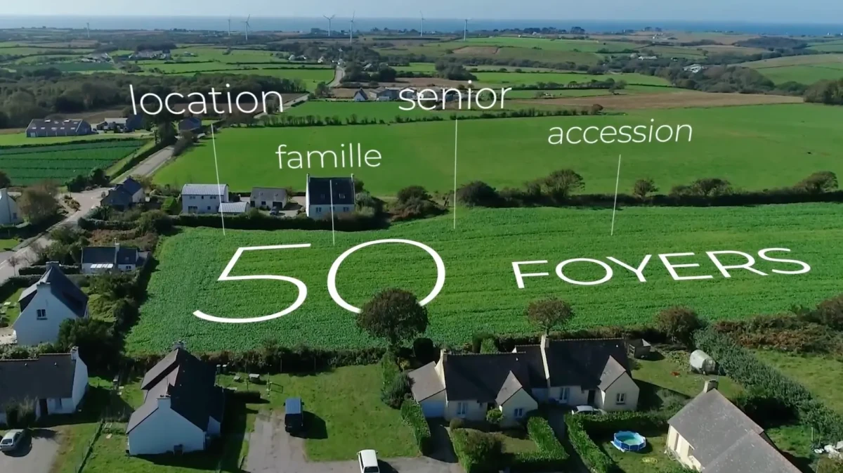 Vue aérienne de Ploumoguer avec projection des 50 foyers à venir, incluant familles, seniors, logements en location et accession, dans le cadre du projet Ploumoguer 2030 accompagné par Hippocampe