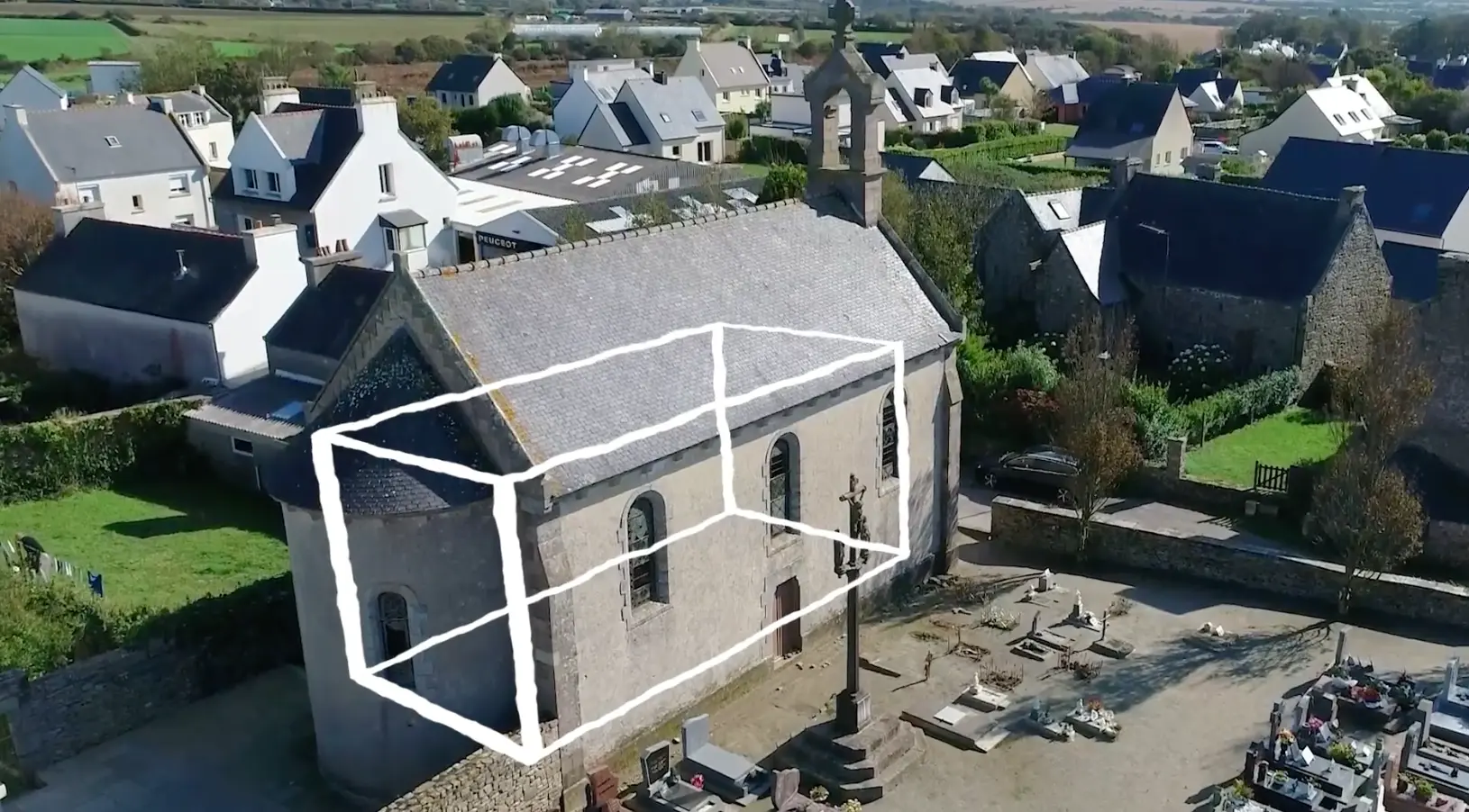 Vue de la chapelle de Ploumoguer avec une extension dessinée en surimpression, symbolisant l’ambition du projet Ploumoguer 2030 accompagné par l’agence Hippocampe