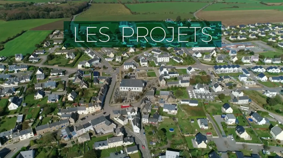 Vue aérienne du centre-bourg de Ploumoguer, illustrant les projets d’aménagement du programme Ploumoguer 2030 porté par la commune avec Hippocampe