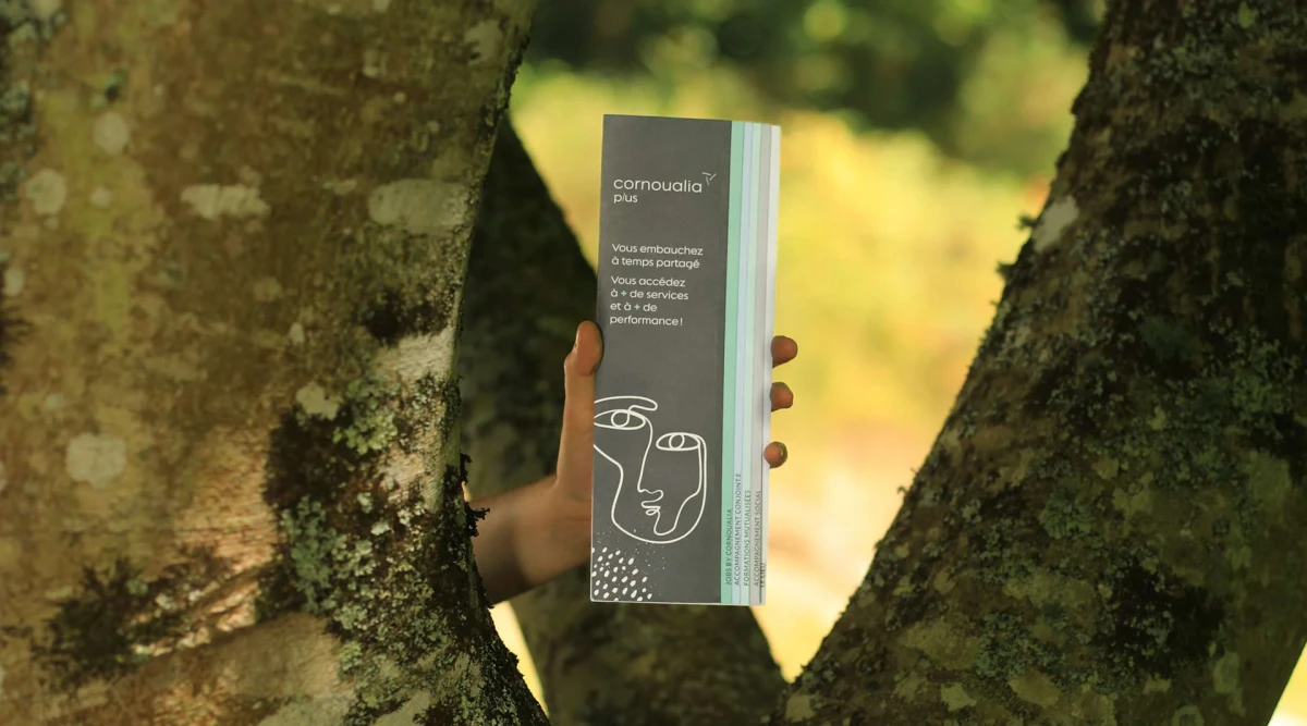 Couverture du dépliant Cornoualia mettant en avant la nouvelle identité visuelle développée avec l’agence Hippocampe, reflet d’un modèle d’emploi durable et coopératif.