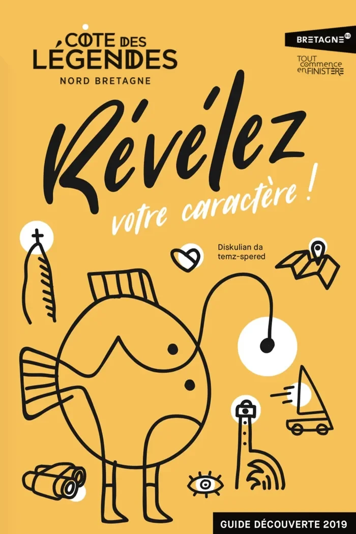 Couverture jaune du guide découverte 2019 de la Côte des Légendes avec le slogan « Révélez votre caractère ! » et des pictogrammes évocateurs