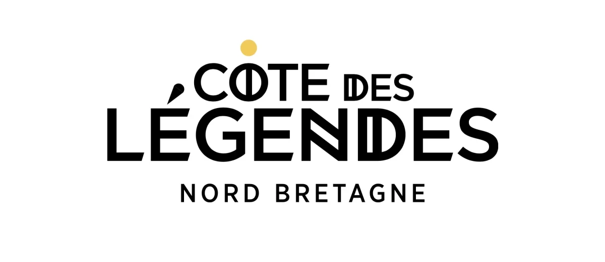 Logo de la Côte des Légendes Nord Bretagne, combinant typographie contemporaine et symboles runiques inspirés du patrimoine celtique et de la lentille du phare de Pontusval.