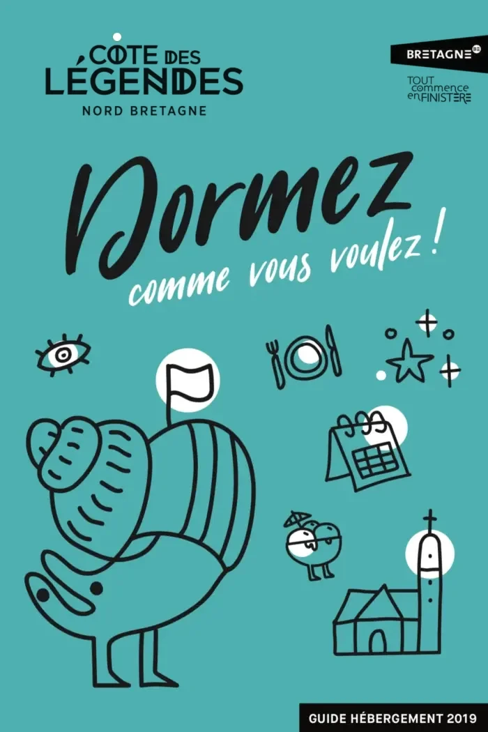 Affiche touristique de la Côte des Légendes en nord Bretagne, avec un visuel onirique représentant un animal imaginaire portant une coquille, entouré de pictogrammes évoquant l’hébergement, la gastronomie, la nature et le patrimoine.