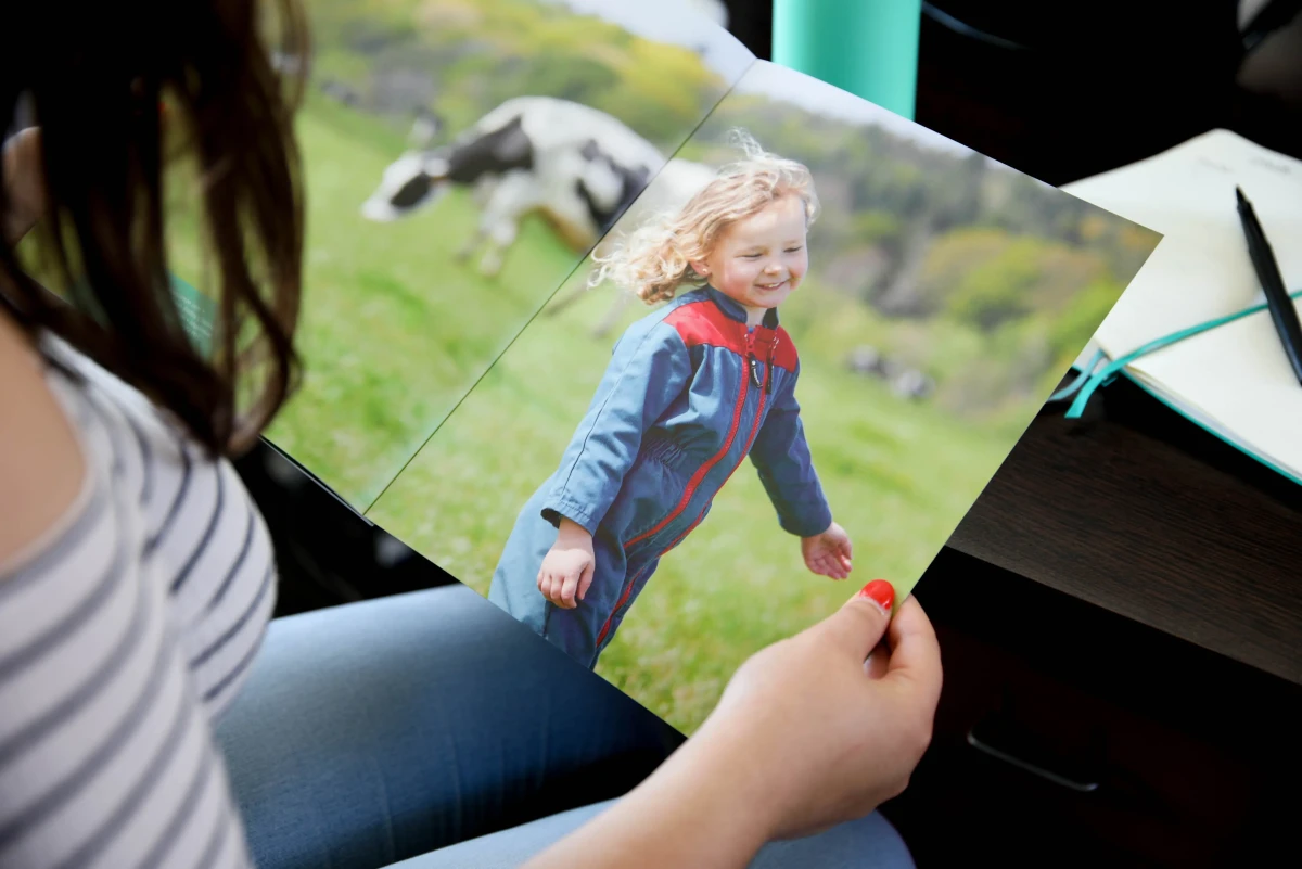 Photographie d’un enfant marchant dans un champ, illustrant une page du rapport du groupe Even