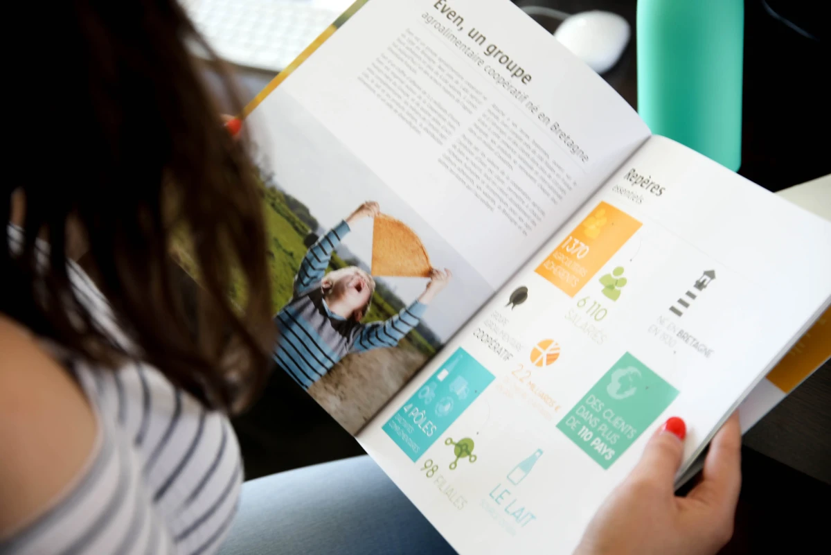 Visuel d’un enfant jouant avec une crêpe, à côté des infographies clés du rapport annuel d’Even