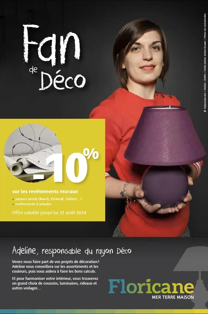 Affiche Floricane présentant Adeline, responsable du rayon Décoration, tenant une lampe violette dans le cadre d’une promotion sur les revêtements muraux.