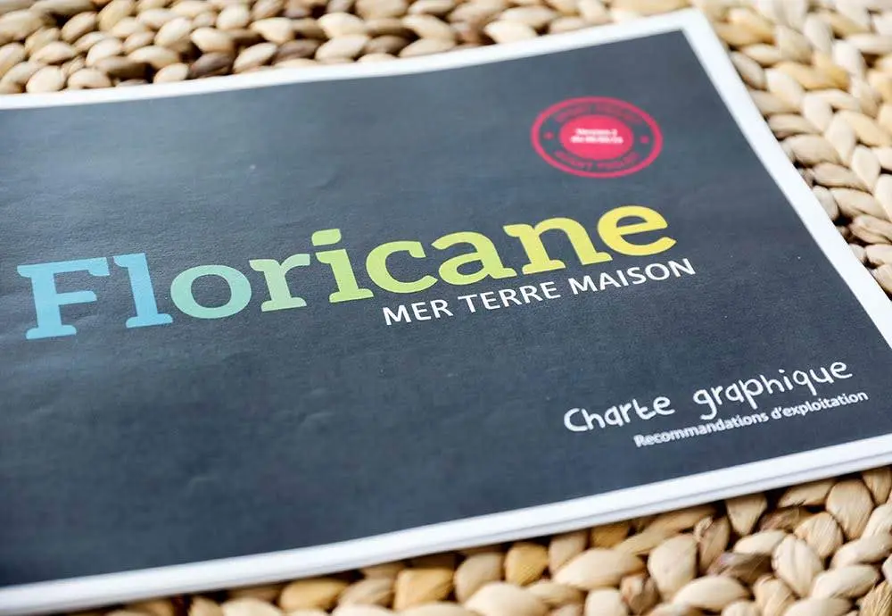 Couverture d’une charte graphique imprimée de la marque Floricane. Le titre coloré “Floricane – Mer Terre Maison” reflète les trois piliers de l’enseigne.