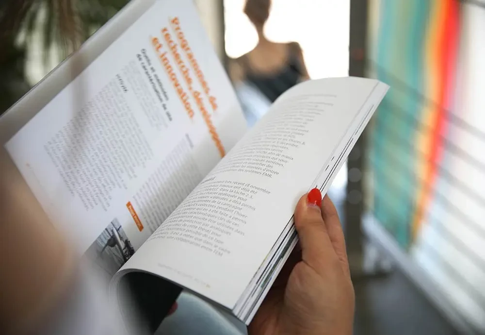 Double page du rapport d’activité France Énergies Marines présentant des actions de recherche et d’innovation – structuration éditoriale conçue par Hippocampe