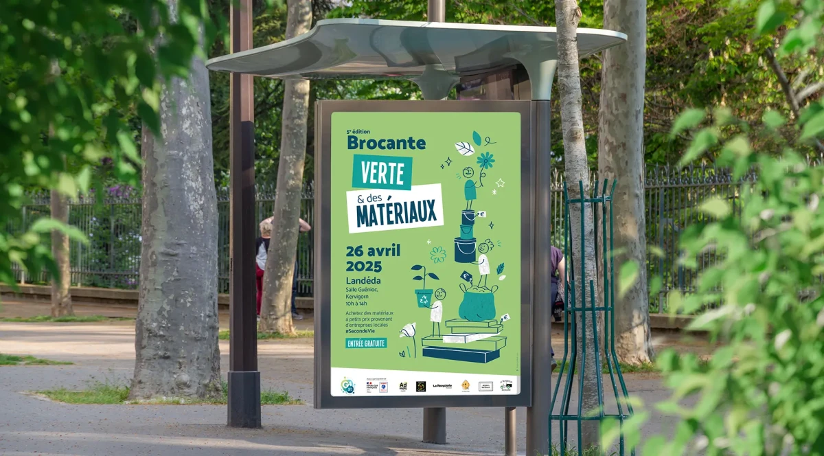 Affiche d’événement dans un abribus annonçant la « Brocante verte & des matériaux » du 26 avril 2025 à Landéda, organisée dans le cadre de l’initiative d’économie circulaire du G4DEC.