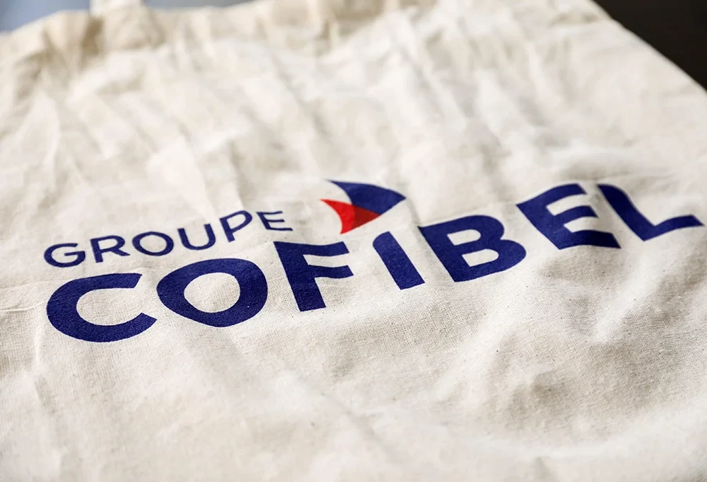 Sac en tissu naturel marqué du logo du groupe Cofibel, mettant en avant une communication responsable et durable en cohérence avec les valeurs du groupe.