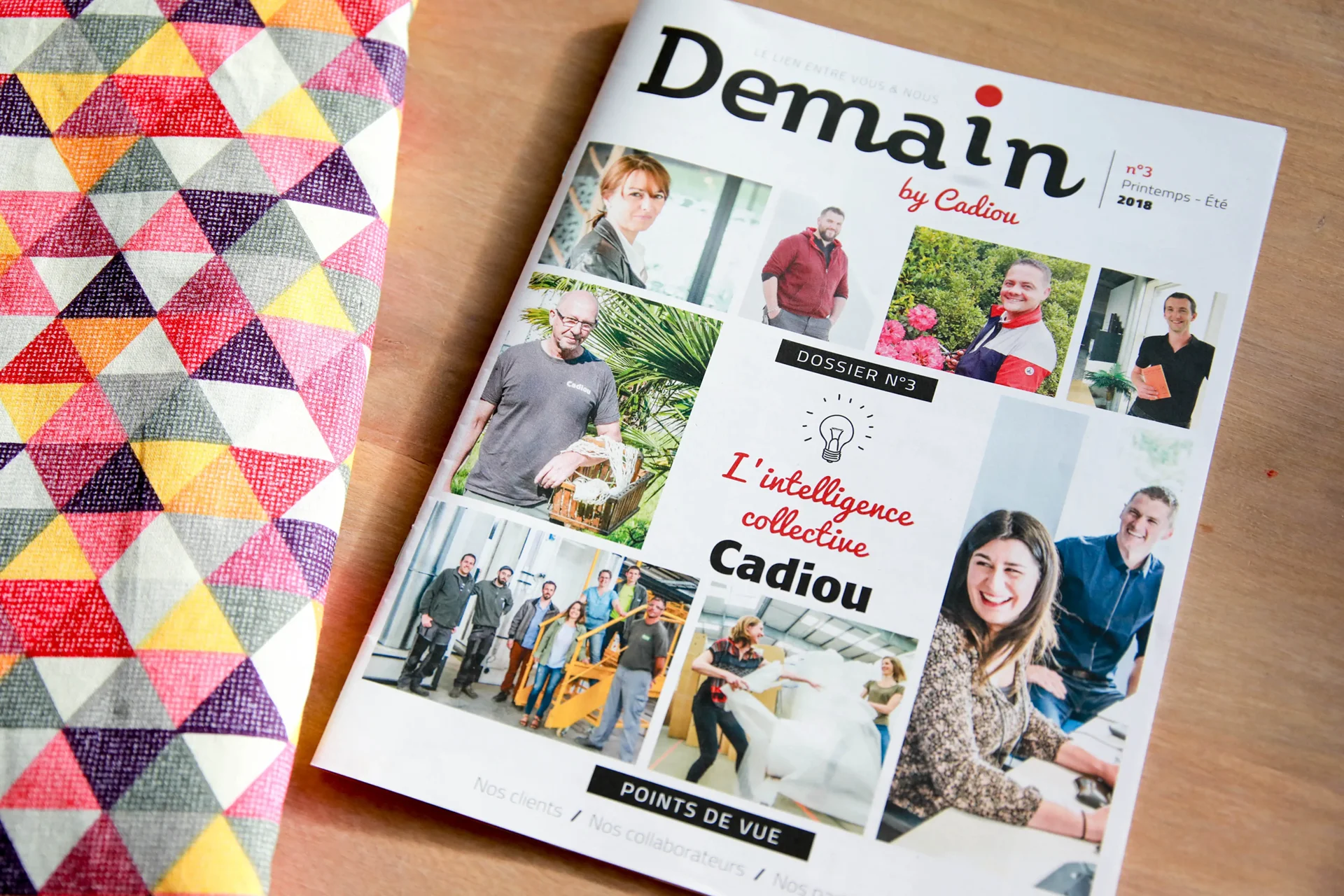 Couverture du magazine interne « Demain by Cadiou », numéro consacré à l’intelligence collective, avec une mosaïque de portraits de collaborateurs et un design coloré et dynamique.