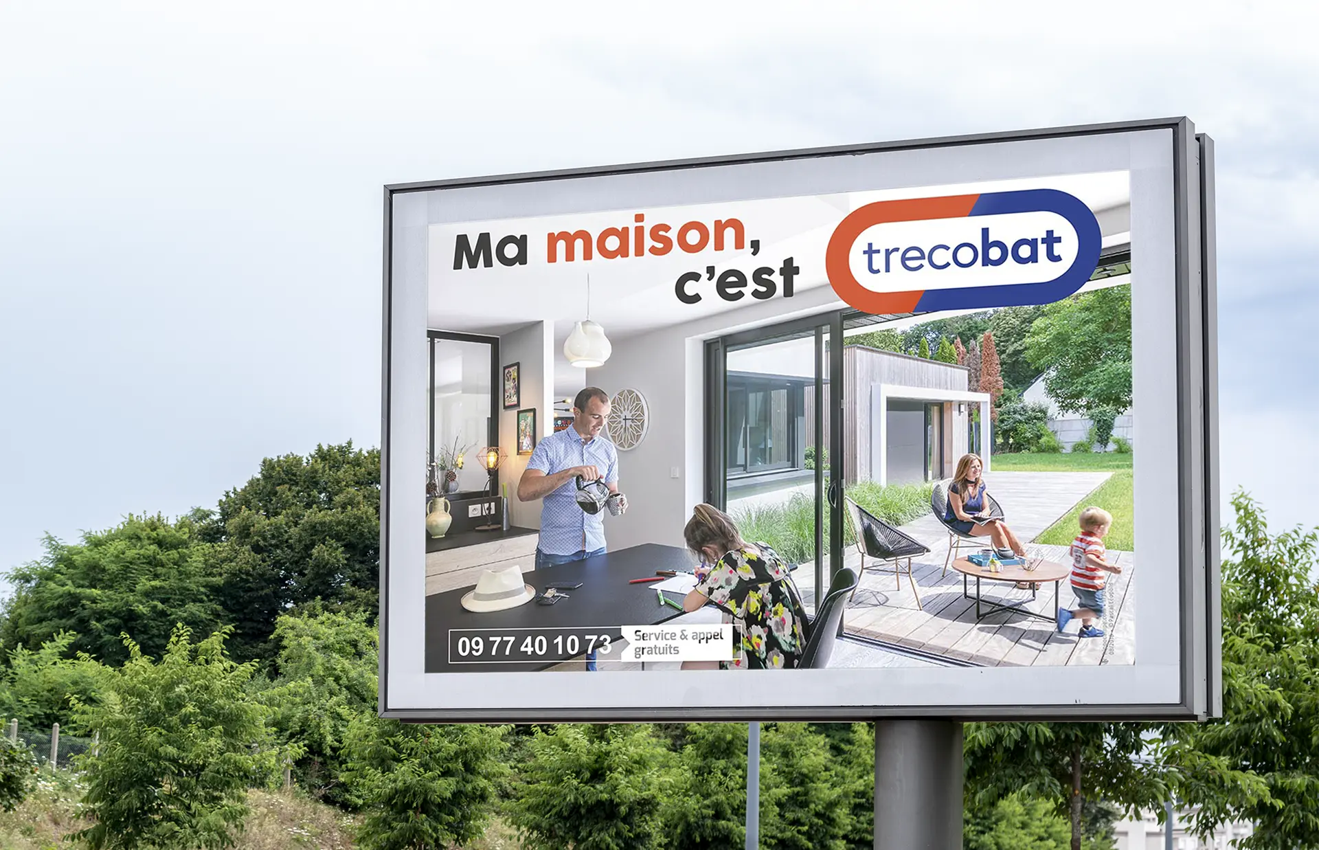 Panneau publicitaire extérieur mettant en avant la campagne « Ma maison, c’est Trecobat » – déclinaison de la stratégie de marque signée Hippocampe
