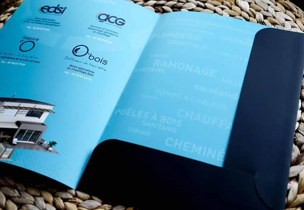 Double page du dossier Histoire d’O présentant les marques EDSI, ACG, O’bois et Histoire d’O, avec un fond bleu et un encart noir