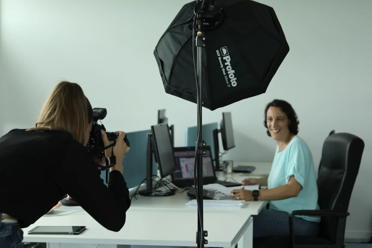 Photographe en séance de prise de vue dans les bureaux de Kerhis, illustrant la mise en valeur des équipes et la culture humaine de l’entreprise.