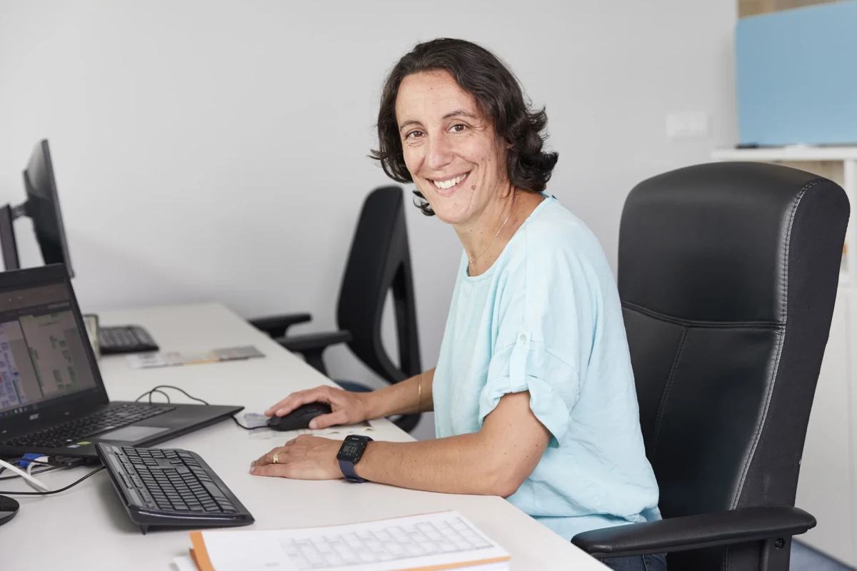 Portrait d’une collaboratrice de Kerhis au téléphone, illustrant le rôle des équipes avant-vente dans l’accompagnement des clients du secteur agricole.