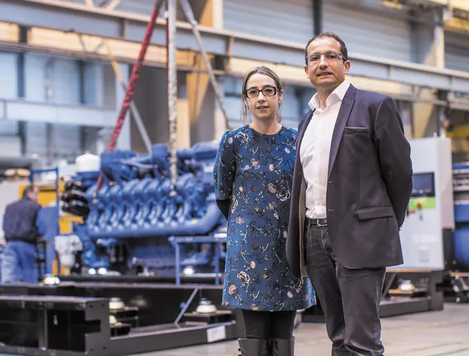 Equipe RSE SDMO photographiés au cœur de l’usine de production de groupes électrogènes à Brest, illustrant le savoir-faire industriel et l’expertise technique de l’entreprise