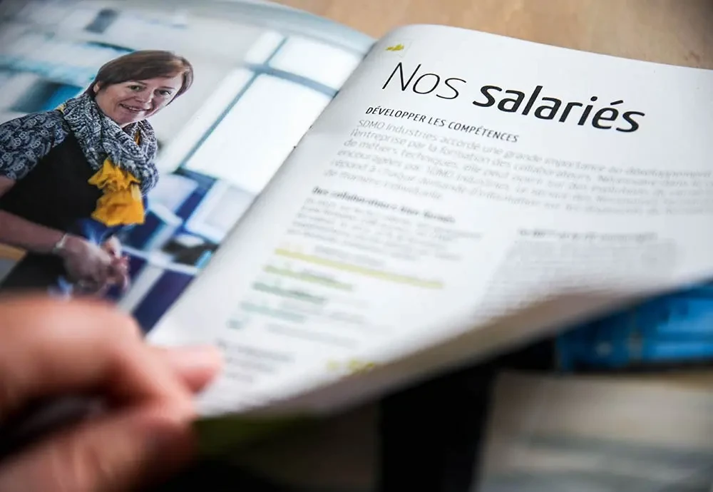 Double page du rapport RSE Kohler SDMO avec mise en avant des collaborateurs et de la formation professionnelle