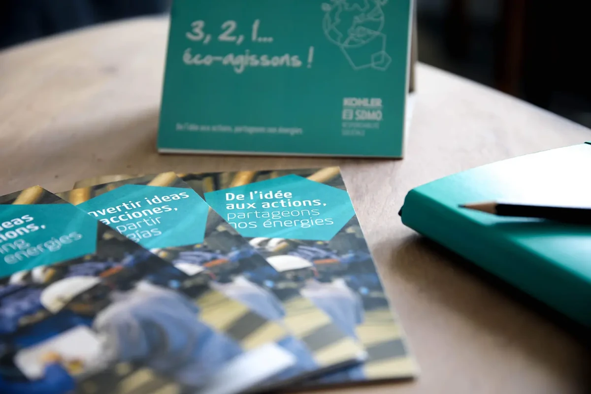 Kit RSE de Kohler SDMO conçu avec l’agence Hippocampe : calendrier illustré des éco-gestes, brochures de responsabilité sociétale de Kohler SDMO déclinées en trois langues pour partager les énergies et les engagements de l’entreprise