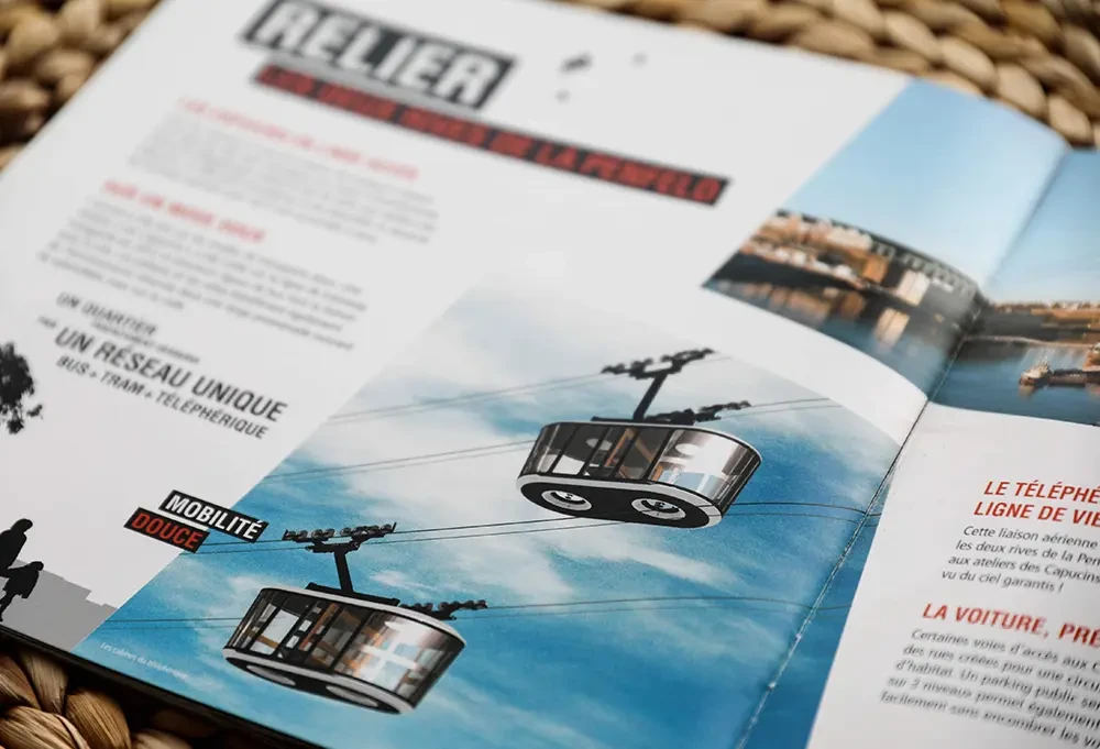 Double page d’une brochure montrant le téléphérique reliant les Capucins, au cœur de la stratégie de mobilité douce conçue par Hippocampe