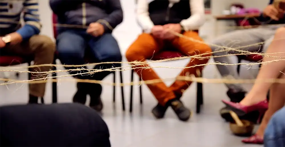 Atelier collaboratif Magsi avec des fils de lien symbolisant la connexion entre les participants