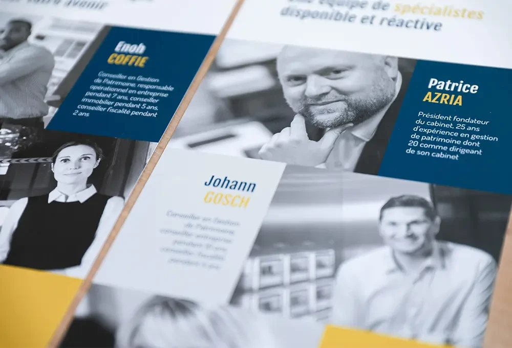 Page imprimée présentant les portraits en noir et blanc des collaborateurs d’Océanic Finance, avec leurs noms et fonctions en jaune et bleu. Le fondateur Patrice Azria apparaît en haut à droite de la page.