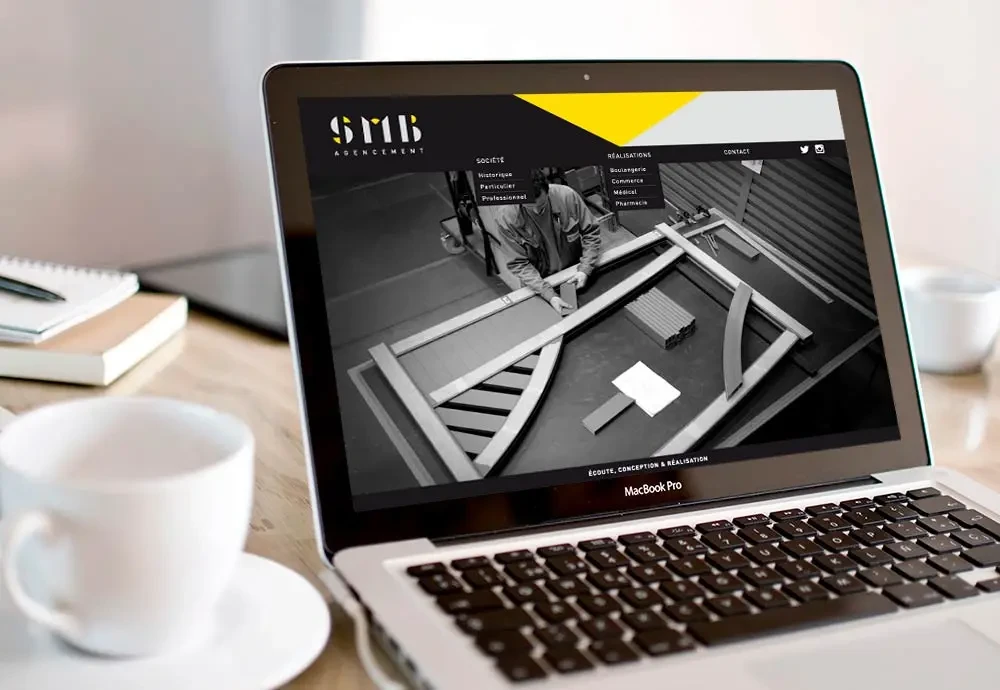 Site web SMB affiché sur un MacBook Pro, illustrant l’univers graphique et les métiers de l’agencement