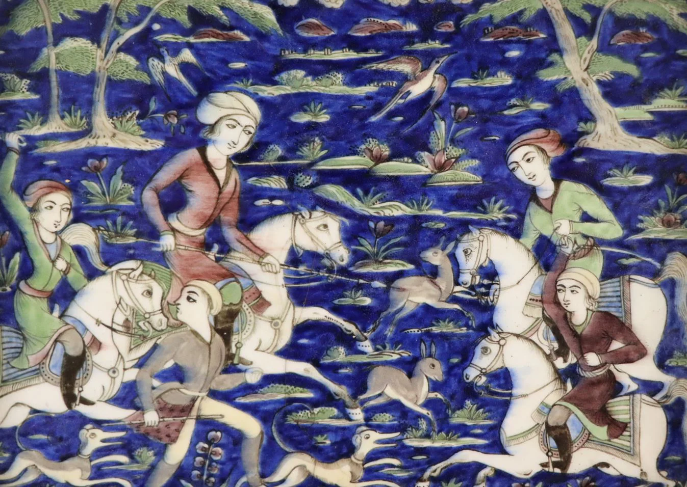 Peinture ancienne représentant des cavaliers armés sur fond bleu.