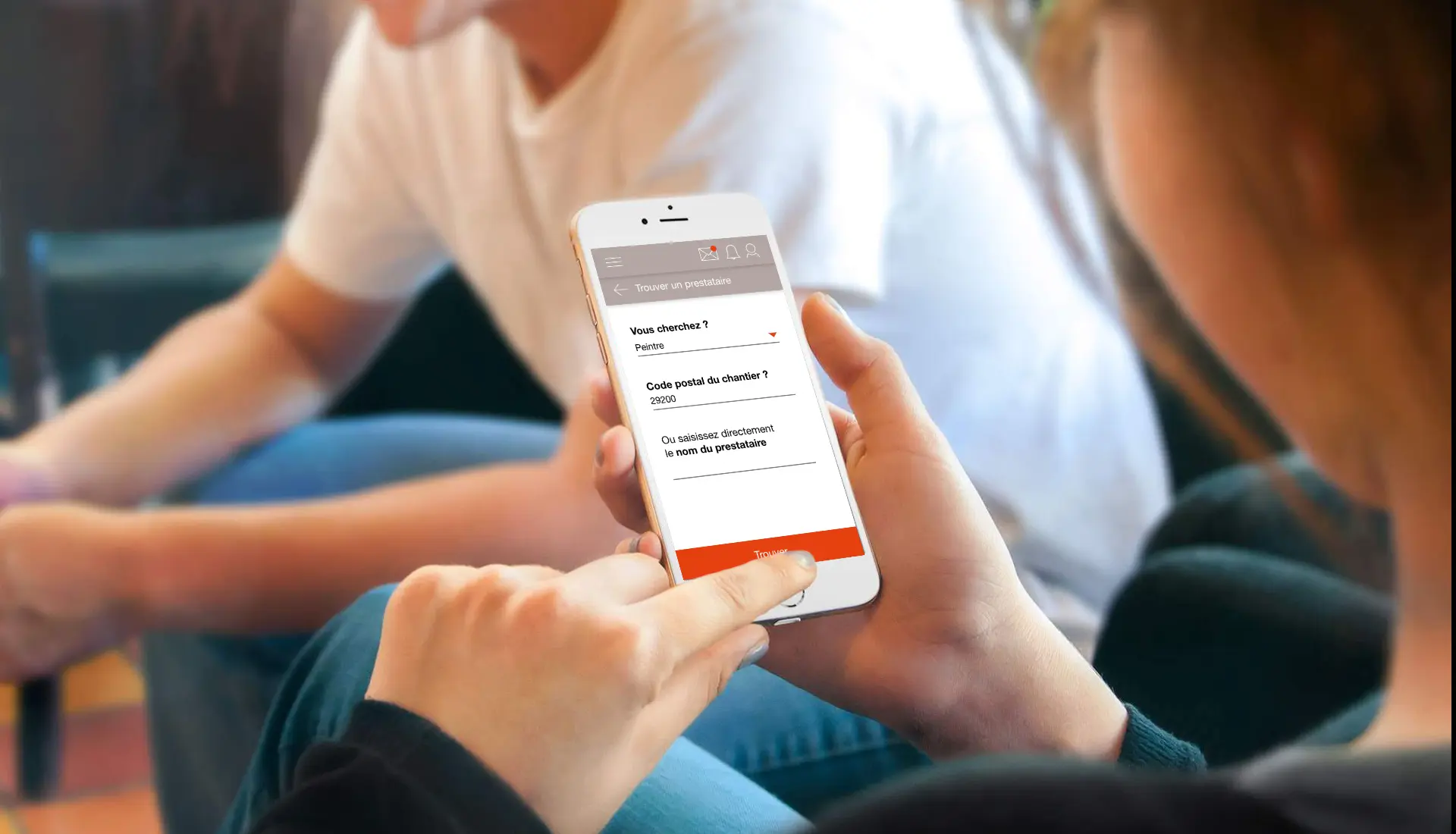 Personne utilisant l’application mobile Nestor sur smartphone pour gérer son projet de maison, ses équipements et les relations de voisinage
