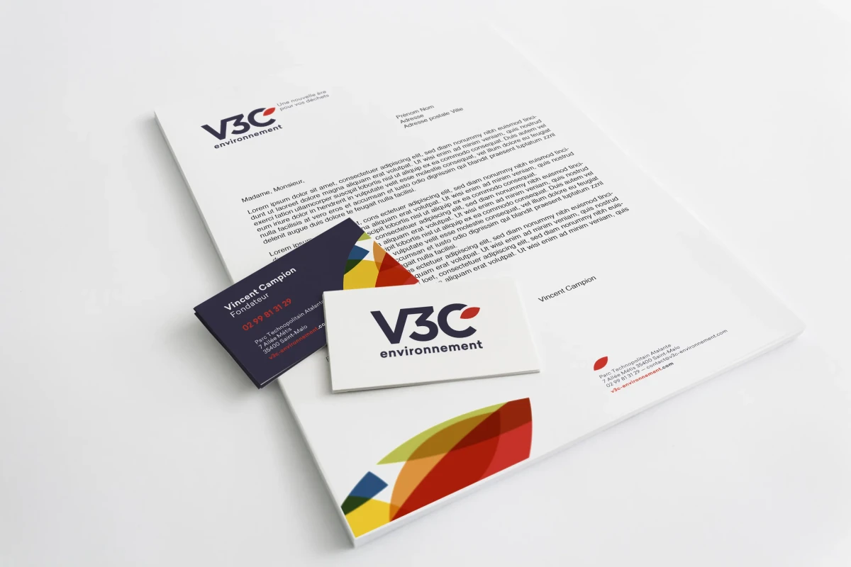 Papeterie professionnelle V3C Environnement : déclinaison cohérente de la nouvelle identité visuelle sur les supports imprimés, conçue par l’agence Hippocampe.