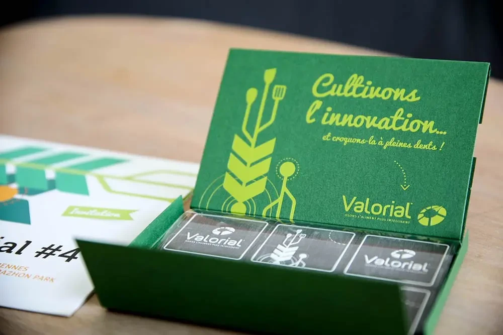 Kit de communication créatif conçu par Hippocampe pour Valorial avec une boîte illustrée portant le slogan « Cultivons l’innovation »
