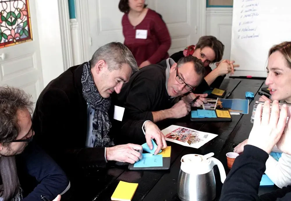Membres de Valorial en pleine réflexion collective lors d’un atelier d’innovation animé par l’agence Hippocampe