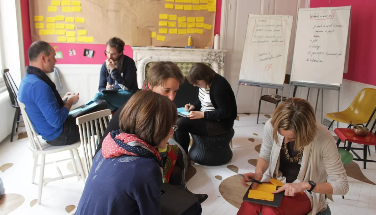 Travail en sous-groupes lors d’un atelier de transformation du pôle Valorial, illustrant la méthode participative menée par Hippocampe