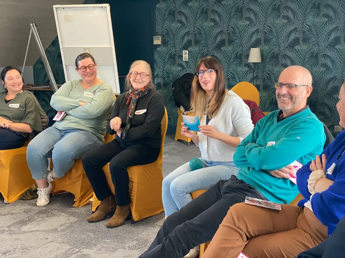 Moment convivial entre participants lors d’un cercle de parole – séminaire ARS Bretagne animé par Hippocampe pour renforcer la cohésion du CACT.