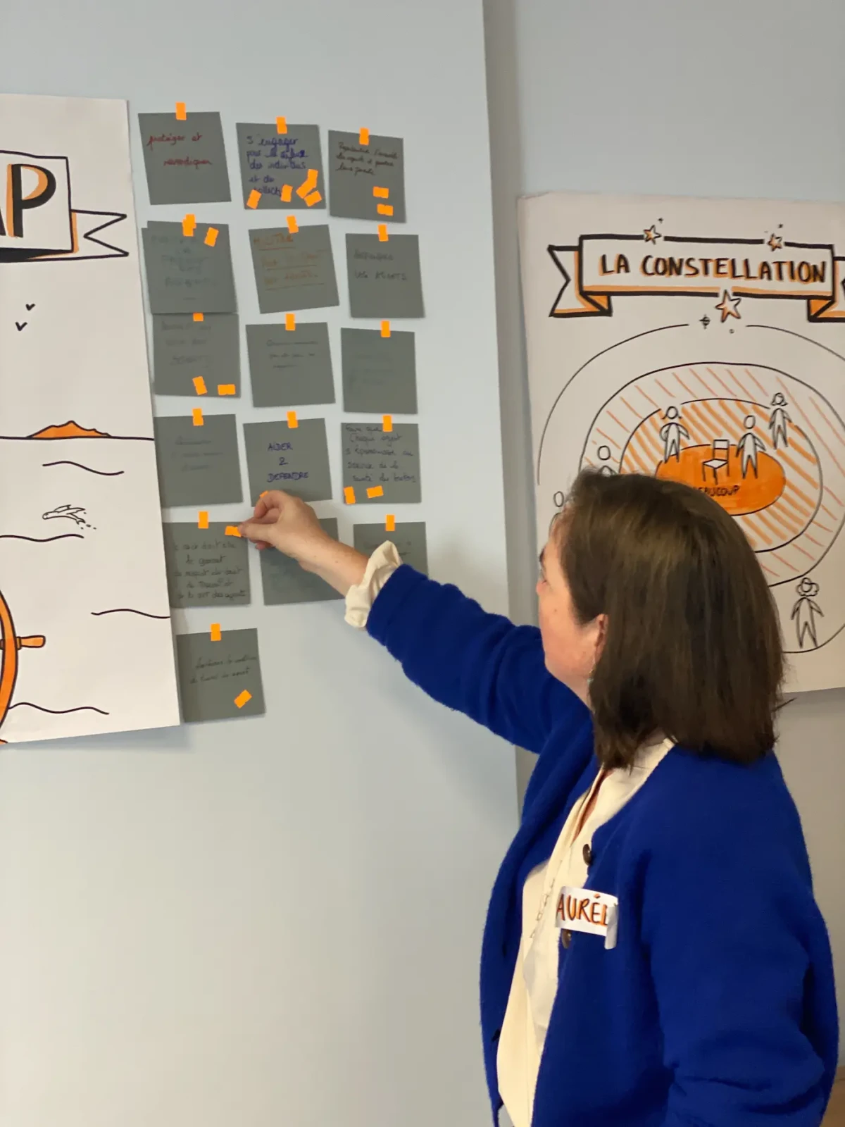 Élue en pleine activité lors d’un atelier de projection – affichage de cartes d’engagement autour des valeurs du collectif CACT ARS Bretagne.