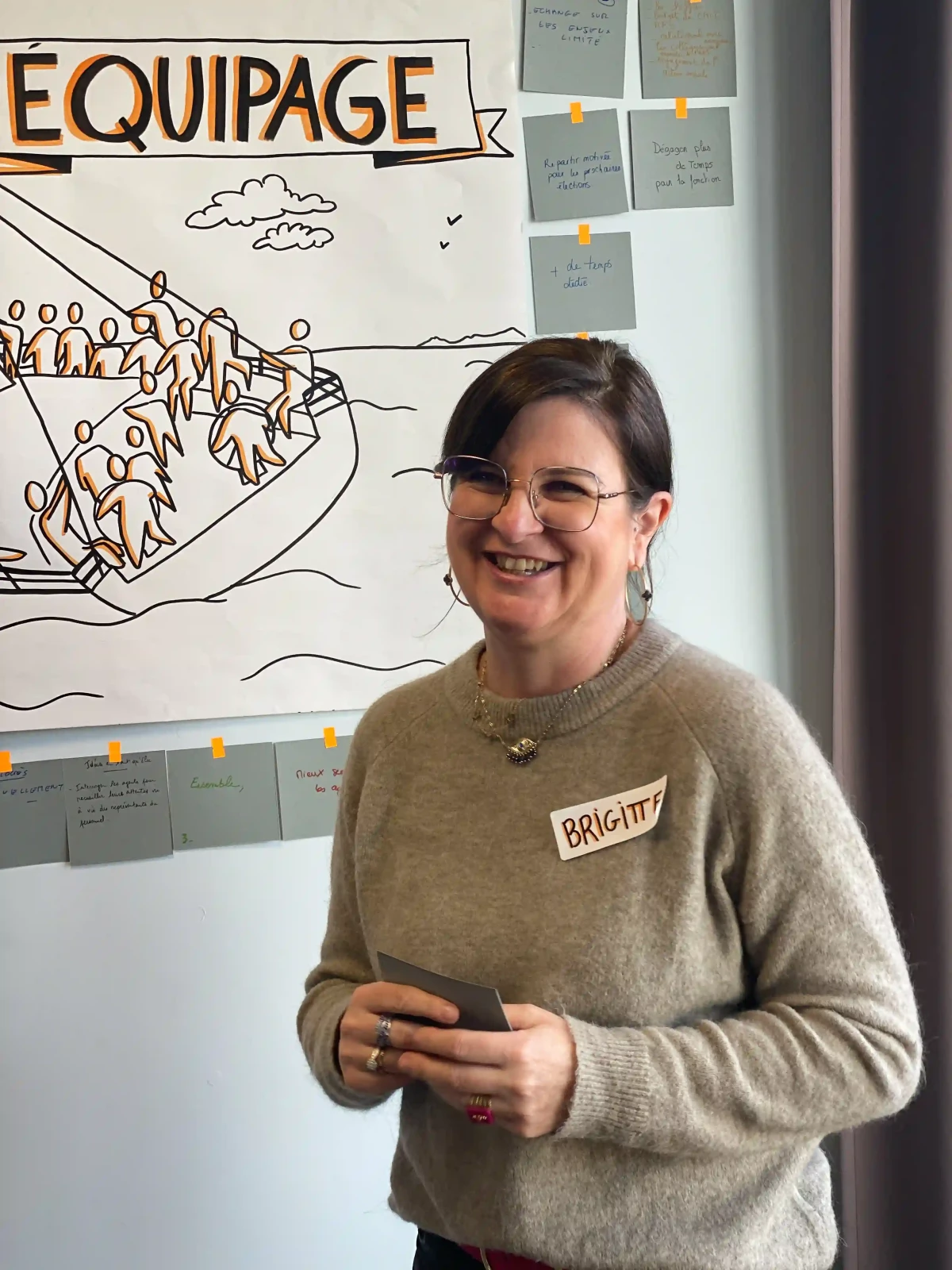 Élue devant une fresque “L’équipage” lors d’un atelier participatif – expression collective autour du rôle et de l’identité du CACT ARS Bretagne.