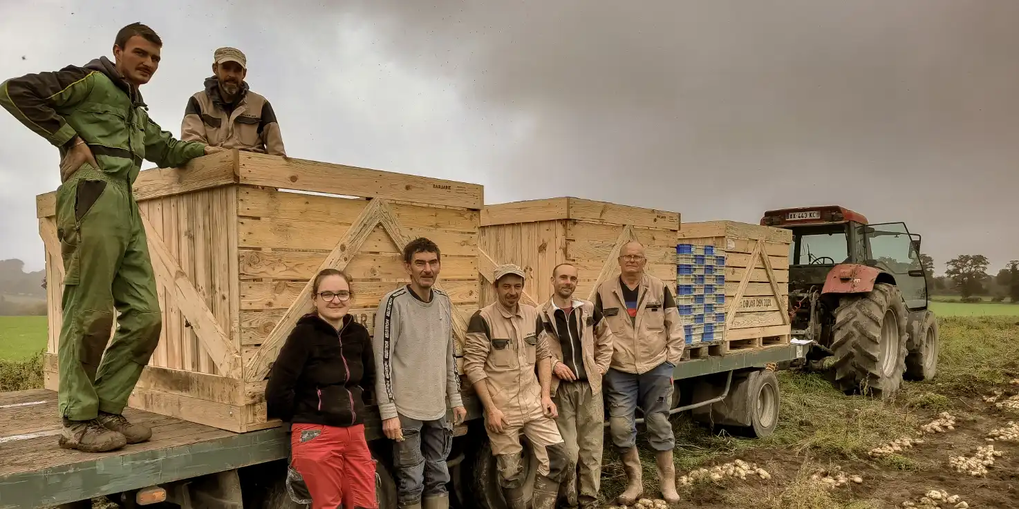 Portrait de l’équipe Douar Den dans un champ de pommes de terre – coopérative bretonne engagée dans une agriculture biologique et solidaire.