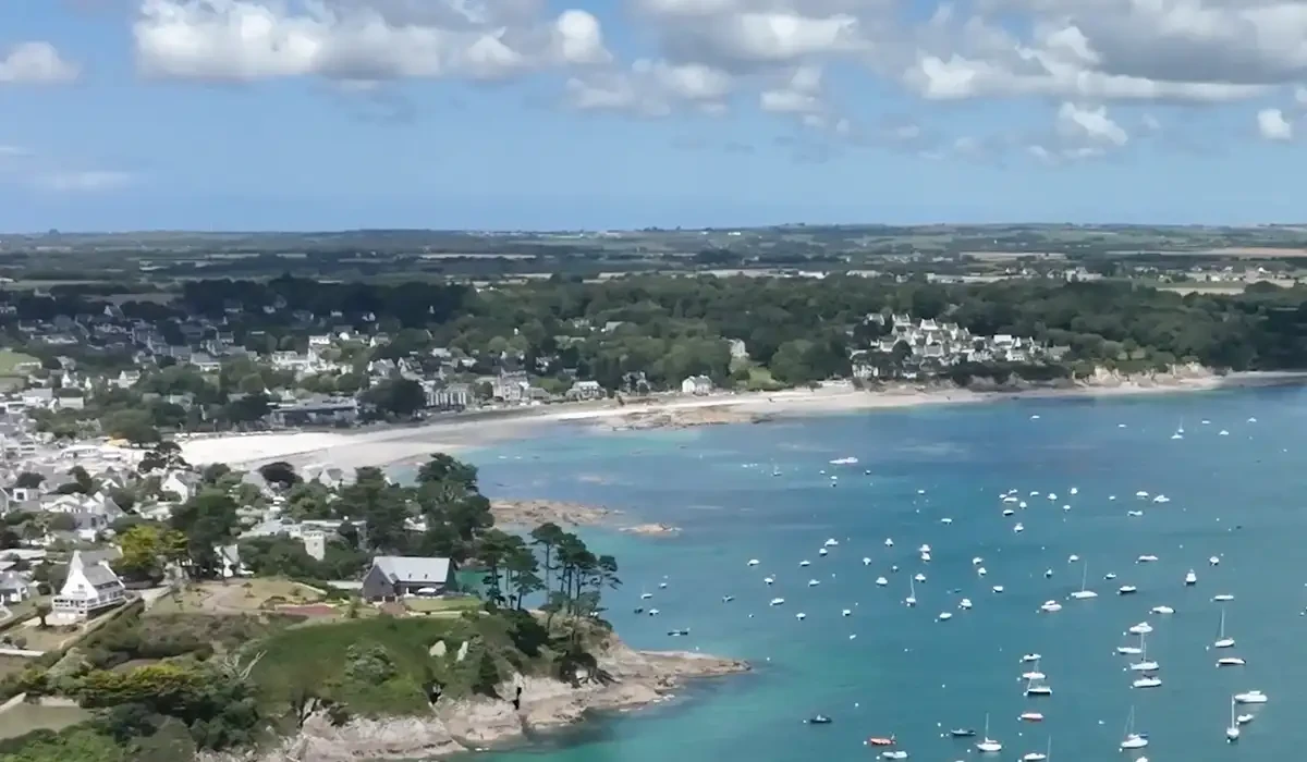 plougonvelin-video-drone-motion-revitalisation-bourg-credit-hippocampe