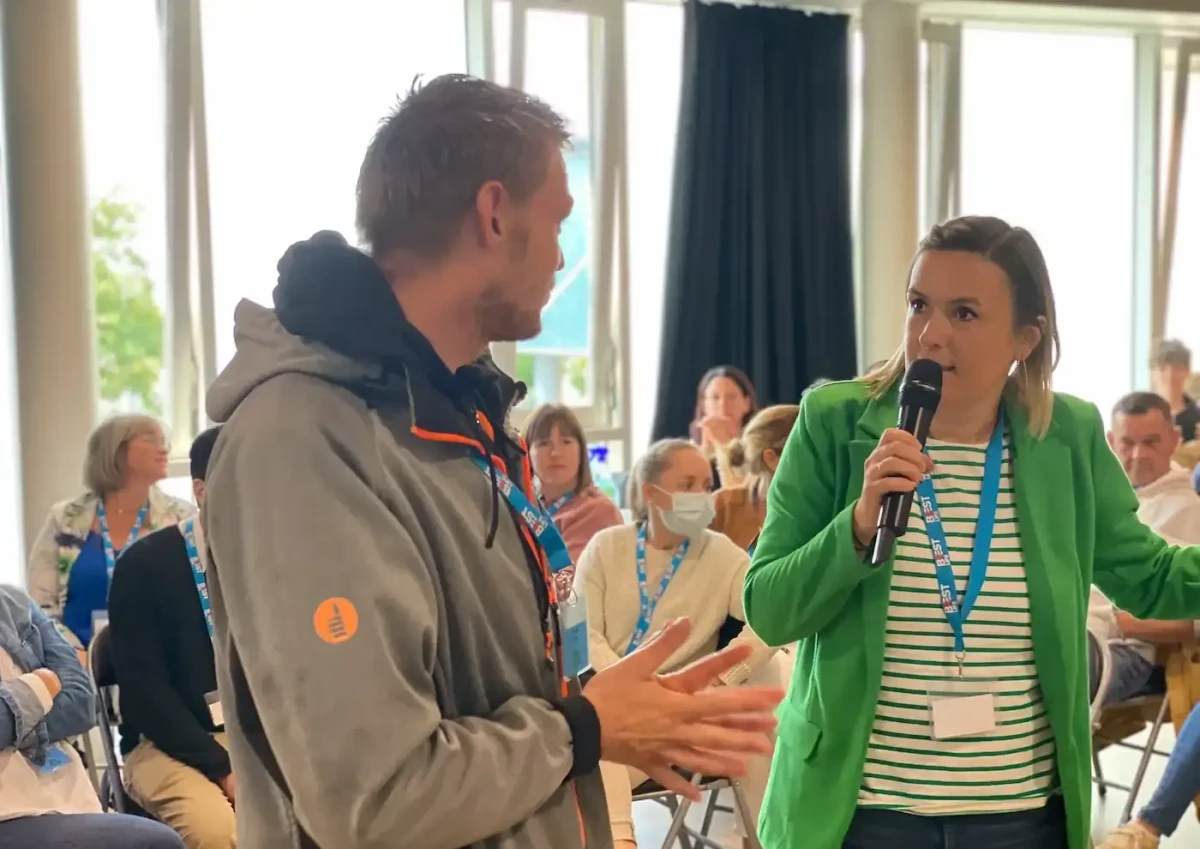 Animatrice Hippocampe en dialogue avec un collaborateur Sevel pendant un atelier de co-construction – mobilisation participative et écoute active.